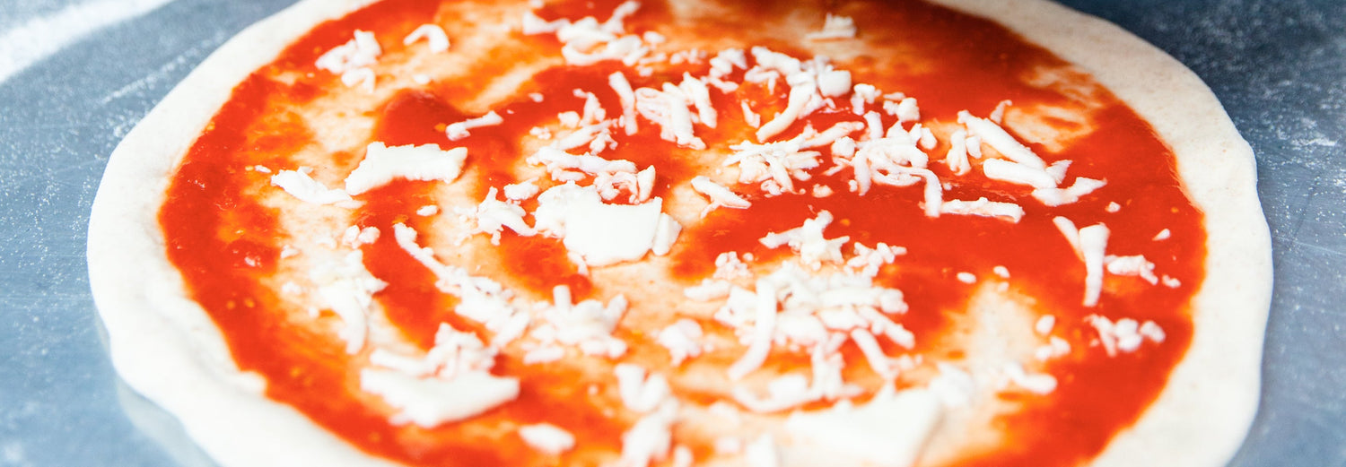 How to make Neapolitan pizza: Topping the pizza - Roccbox