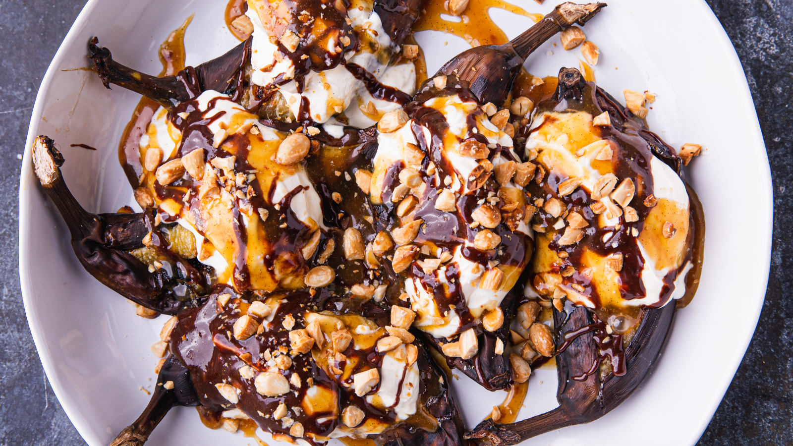 イチゴスィーツBANANA Banana-Themed Snacks at Disneyland in Celebration of the Savannah